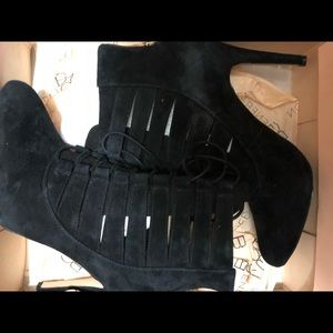 Woman’s Bootie~suede